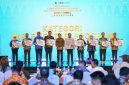Gubernur Sumatera Utara, Muhammad Bobby Afif Nasution (keempat dari kiri), menerima penghargaan sebagai Terbaik I tingkat Provinsi dalam Kategori Implementasi Program 3 Juta Rumah pada Apresiasi Pemerintah Daerah Berprestasi 2026 Batch II yang digelar di Batam, Rabu (12/8/2026). Foto: Ist.
