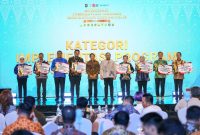 Gubernur Sumatera Utara, Muhammad Bobby Afif Nasution (keempat dari kiri), menerima penghargaan sebagai Terbaik I tingkat Provinsi dalam Kategori Implementasi Program 3 Juta Rumah pada Apresiasi Pemerintah Daerah Berprestasi 2026 Batch II yang digelar di Batam, Rabu (12/8/2026). Foto: Ist.