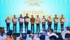 Gubernur Sumatera Utara, Muhammad Bobby Afif Nasution (keempat dari kiri), menerima penghargaan sebagai Terbaik I tingkat Provinsi dalam Kategori Implementasi Program 3 Juta Rumah pada Apresiasi Pemerintah Daerah Berprestasi 2026 Batch II yang digelar di Batam, Rabu (12/8/2026). Foto: Ist.