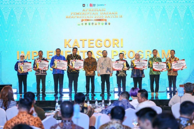 Gubernur Sumatera Utara, Muhammad Bobby Afif Nasution (keempat dari kiri), menerima penghargaan sebagai Terbaik I tingkat Provinsi dalam Kategori Implementasi Program 3 Juta Rumah pada Apresiasi Pemerintah Daerah Berprestasi 2026 Batch II yang digelar di Batam, Rabu (12/8/2026). Foto: Ist.