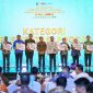 Gubernur Sumatera Utara, Muhammad Bobby Afif Nasution (keempat dari kiri), menerima penghargaan sebagai Terbaik I tingkat Provinsi dalam Kategori Implementasi Program 3 Juta Rumah pada Apresiasi Pemerintah Daerah Berprestasi 2026 Batch II yang digelar di Batam, Rabu (12/8/2026). Foto: Ist.