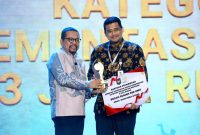 Gubernur Sumatera Utara, Muhammad Bobby Afif Nasution (kanan), menerima penghargaan sekaligus bantuan 300 unit bedah rumah atas diraihnya predikat Terbaik I Tingkat Provinsi Kategori Implementasi Program 3 Juta Rumah pada Apresiasi Pemerintah Daerah 2026 Batch II di Batam, Rabu (12/8/2026). Foto: Ist.
