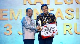 Gubernur Sumatera Utara, Muhammad Bobby Afif Nasution (kanan), menerima penghargaan sekaligus bantuan 300 unit bedah rumah atas diraihnya predikat Terbaik I Tingkat Provinsi Kategori Implementasi Program 3 Juta Rumah pada Apresiasi Pemerintah Daerah 2026 Batch II di Batam, Rabu (12/8/2026). Foto: Ist.