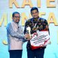 Gubernur Sumatera Utara, Muhammad Bobby Afif Nasution (kanan), menerima penghargaan sekaligus bantuan 300 unit bedah rumah atas diraihnya predikat Terbaik I Tingkat Provinsi Kategori Implementasi Program 3 Juta Rumah pada Apresiasi Pemerintah Daerah 2026 Batch II di Batam, Rabu (12/8/2026). Foto: Ist.