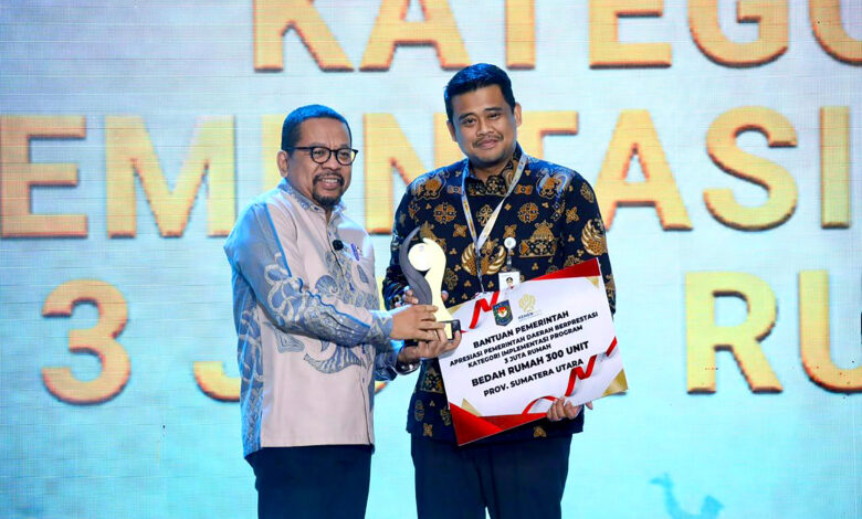 Gubernur Sumatera Utara, Muhammad Bobby Afif Nasution (kanan), menerima penghargaan sekaligus bantuan 300 unit bedah rumah atas diraihnya predikat Terbaik I Tingkat Provinsi Kategori Implementasi Program 3 Juta Rumah pada Apresiasi Pemerintah Daerah 2026 Batch II di Batam, Rabu (12/8/2026). Foto: Ist.