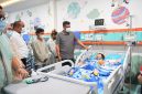 Gubernur Sumatera Utara, Bobby Nasution, menjenguk siswa korban keracunan Makan Bergizi Gratis asal Kabupaten Karo yang sedang dirawat intensif di ruang PICU RSU Haji Medan, Jumat (14/8/2026). Foto: Ist.