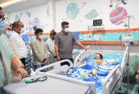 Gubernur Sumatera Utara, Bobby Nasution, menjenguk siswa korban keracunan Makan Bergizi Gratis asal Kabupaten Karo yang sedang dirawat intensif di ruang PICU RSU Haji Medan, Jumat (14/8/2026). Foto: Ist.