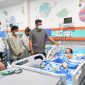 Gubernur Sumatera Utara, Bobby Nasution, menjenguk siswa korban keracunan Makan Bergizi Gratis asal Kabupaten Karo yang sedang dirawat intensif di ruang PICU RSU Haji Medan, Jumat (14/8/2026). Foto: Ist.