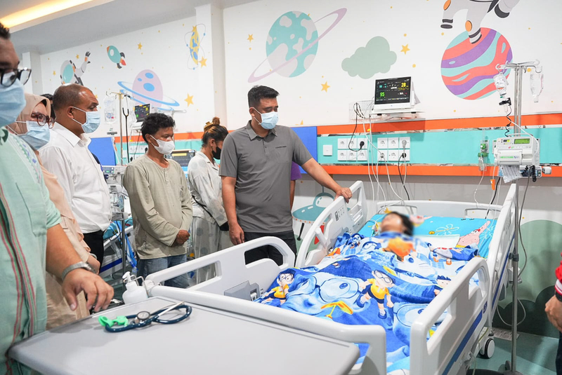 Gubernur Sumatera Utara, Bobby Nasution, menjenguk siswa korban keracunan Makan Bergizi Gratis asal Kabupaten Karo yang sedang dirawat intensif di ruang PICU RSU Haji Medan, Jumat (14/8/2026). Foto: Ist.