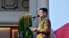 Gubernur Sumatera Utara Muhammad Bobby Afif Nasution memberikan sambutan dalam acara pengukuhan Kepala OJK Provinsi Sumut Triyoga Laksito di Aula Raja Inal Siregar Kantor Gubernur Sumut, Jumat (31/7/2026), dengan meminta OJK memperkuat ekonomi syariah dan menyesuaikan layanan sesuai karakteristik daerah. Foto: Ist.