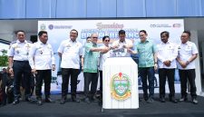 Gubernur Sumatera Utara Muhammad Bobby Afif Nasution (tengah) bersama pejabat terkait menekan tombol peresmian peluncuran Angkutan Umum Massal BRT Mebidang, Rabu (19/8/2026).  Foto: Ist.