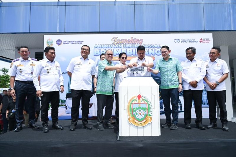 Gubernur Sumatera Utara Muhammad Bobby Afif Nasution (tengah) bersama pejabat terkait menekan tombol peresmian peluncuran Angkutan Umum Massal BRT Mebidang, Rabu (19/8/2026).  Foto: Ist.