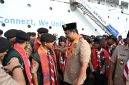 Gubernur Sumatera Utara, Muhammad Bobby Afif Nasution, menyapa dan memberikan semangat kepada anggota kontingen Pramuka Sumut sebelum dilepas berangkat menuju Jambore Nasional XII di Cibubur. Sebagian peserta berangkat melalui jalur laut dengan kapal KM Kelud dari Pelabuhan Belawan, Selasa (11/8/2026). Foto: Ist.
