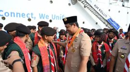 Gubernur Sumatera Utara, Muhammad Bobby Afif Nasution, menyapa dan memberikan semangat kepada anggota kontingen Pramuka Sumut sebelum dilepas berangkat menuju Jambore Nasional XII di Cibubur. Sebagian peserta berangkat melalui jalur laut dengan kapal KM Kelud dari Pelabuhan Belawan, Selasa (11/8/2026). Foto: Ist.