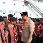 Gubernur Sumatera Utara, Muhammad Bobby Afif Nasution, menyapa dan memberikan semangat kepada anggota kontingen Pramuka Sumut sebelum dilepas berangkat menuju Jambore Nasional XII di Cibubur. Sebagian peserta berangkat melalui jalur laut dengan kapal KM Kelud dari Pelabuhan Belawan, Selasa (11/8/2026). Foto: Ist.