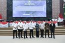 Gubernur Sumatera Utara Bobby Nasution menyerahkan Rancangan Perubahan APBD Tahun Anggaran 2026 kepada Ketua DPRD Sumut Erni Ariyanti dalam Rapat Paripurna di Gedung DPRD Sumut, Medan, Rabu (26/8/2026). Foto: Ist.