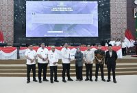 Gubernur Sumatera Utara Bobby Nasution menyerahkan Rancangan Perubahan APBD Tahun Anggaran 2026 kepada Ketua DPRD Sumut Erni Ariyanti dalam Rapat Paripurna di Gedung DPRD Sumut, Medan, Rabu (26/8/2026). Foto: Ist.