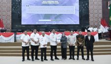 Gubernur Sumatera Utara Bobby Nasution menyerahkan Rancangan Perubahan APBD Tahun Anggaran 2026 kepada Ketua DPRD Sumut Erni Ariyanti dalam Rapat Paripurna di Gedung DPRD Sumut, Medan, Rabu (26/8/2026). Foto: Ist.