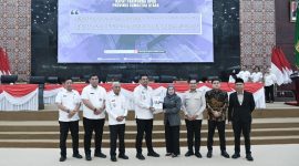 Gubernur Sumatera Utara Bobby Nasution menyerahkan Rancangan Perubahan APBD Tahun Anggaran 2026 kepada Ketua DPRD Sumut Erni Ariyanti dalam Rapat Paripurna di Gedung DPRD Sumut, Medan, Rabu (26/8/2026). Foto: Ist.
