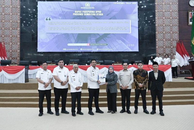 Gubernur Sumatera Utara Bobby Nasution menyerahkan Rancangan Perubahan APBD Tahun Anggaran 2026 kepada Ketua DPRD Sumut Erni Ariyanti dalam Rapat Paripurna di Gedung DPRD Sumut, Medan, Rabu (26/8/2026). Foto: Ist.