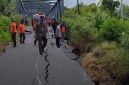 Dampak Gempa Susulan di Flores: Jalan Terbelah. (Foto:Ist) 