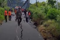 Dampak Gempa Susulan di Flores: Jalan Terbelah. (Foto:Ist) 