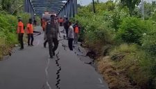 Dampak Gempa Susulan di Flores: Jalan Terbelah. (Foto:Ist) 