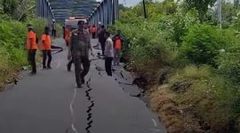 Dampak Gempa Susulan di Flores: Jalan Terbelah. (Foto:Ist) 