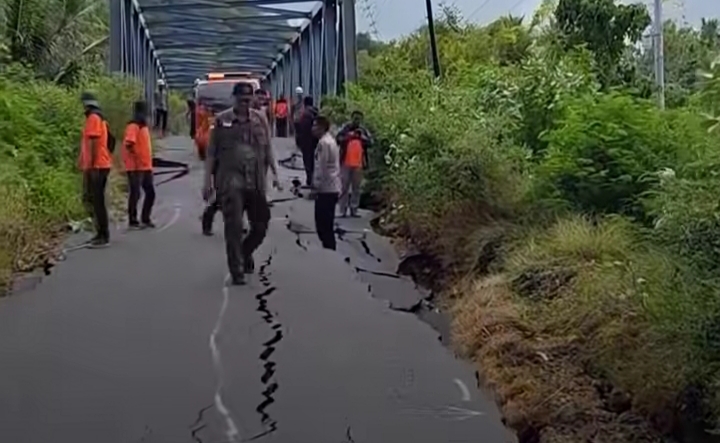 Dampak Gempa Susulan di Flores: Jalan Terbelah. (Foto:Ist) 