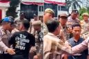 Sempat terjadi insiden saling dorong antara mahasiswa peserta aksi unjuk rasa dengan petugas keamanan dan Satpol PP saat massa berupaya memasuki area Kantor Wali Kota Medan. Mahasiswa yang tergabung dalam JMI mendesak pengusutan dugaan monopoli proyek serta pungutan fee sebesar 18–25 persen di lingkungan Dinas Perkim Kota Medan, namun pihak Pemerintah Kota Medan tidak menemui massa untuk berdialog. Foto: Ist.
