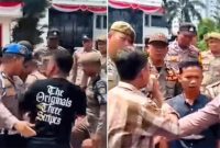 Sempat terjadi insiden saling dorong antara mahasiswa peserta aksi unjuk rasa dengan petugas keamanan dan Satpol PP saat massa berupaya memasuki area Kantor Wali Kota Medan. Mahasiswa yang tergabung dalam JMI mendesak pengusutan dugaan monopoli proyek serta pungutan fee sebesar 18–25 persen di lingkungan Dinas Perkim Kota Medan, namun pihak Pemerintah Kota Medan tidak menemui massa untuk berdialog. Foto: Ist.