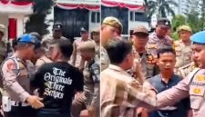 Sempat terjadi insiden saling dorong antara mahasiswa peserta aksi unjuk rasa dengan petugas keamanan dan Satpol PP saat massa berupaya memasuki area Kantor Wali Kota Medan. Mahasiswa yang tergabung dalam JMI mendesak pengusutan dugaan monopoli proyek serta pungutan fee sebesar 18–25 persen di lingkungan Dinas Perkim Kota Medan, namun pihak Pemerintah Kota Medan tidak menemui massa untuk berdialog. Foto: Ist.
