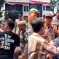 Sempat terjadi insiden saling dorong antara mahasiswa peserta aksi unjuk rasa dengan petugas keamanan dan Satpol PP saat massa berupaya memasuki area Kantor Wali Kota Medan. Mahasiswa yang tergabung dalam JMI mendesak pengusutan dugaan monopoli proyek serta pungutan fee sebesar 18–25 persen di lingkungan Dinas Perkim Kota Medan, namun pihak Pemerintah Kota Medan tidak menemui massa untuk berdialog. Foto: Ist.