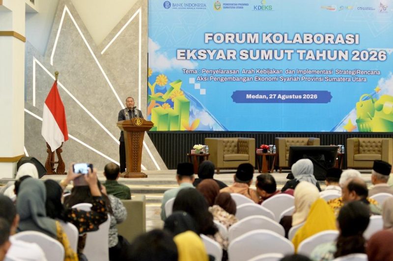 Pj Sekdaprov Sumut Timur Tumanggor menyampaikan sambutan sekaligus komitmen Pemprov Sumut membebaskan UMKM dari jeratan rentenir dan sistem ijon dalam pembukaan Forum Kolaborasi Ekonomi dan Keuangan Syariah Sumut 2026 di Aula Kuala Deli, Kantor Perwakilan BI Sumut, Medan, Kamis (27/8/2026). Foto: Ist.