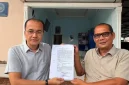 Kuasa hukum Antonius Devolis Tumanggor menunjukkan surat ketetapan penghentian penyidikan (SP3) yang diterbitkan Polrestabes Medan pada Selasa, 25 Agustus 2026. Kasus dugaan pengeroyokan tersebut resmi dihentikan melalui mekanisme Restorative Justice setelah kedua belah pihak berdamai secara kekeluargaan. Foto: Ist.