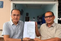 Kuasa hukum Antonius Devolis Tumanggor menunjukkan surat ketetapan penghentian penyidikan (SP3) yang diterbitkan Polrestabes Medan pada Selasa, 25 Agustus 2026. Kasus dugaan pengeroyokan tersebut resmi dihentikan melalui mekanisme Restorative Justice setelah kedua belah pihak berdamai secara kekeluargaan. Foto: Ist.