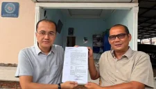 Kuasa hukum Antonius Devolis Tumanggor menunjukkan surat ketetapan penghentian penyidikan (SP3) yang diterbitkan Polrestabes Medan pada Selasa, 25 Agustus 2026. Kasus dugaan pengeroyokan tersebut resmi dihentikan melalui mekanisme Restorative Justice setelah kedua belah pihak berdamai secara kekeluargaan. Foto: Ist.