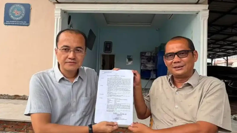 Kuasa hukum Antonius Devolis Tumanggor menunjukkan surat ketetapan penghentian penyidikan (SP3) yang diterbitkan Polrestabes Medan pada Selasa, 25 Agustus 2026. Kasus dugaan pengeroyokan tersebut resmi dihentikan melalui mekanisme Restorative Justice setelah kedua belah pihak berdamai secara kekeluargaan. Foto: Ist.