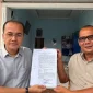 Kuasa hukum Antonius Devolis Tumanggor menunjukkan surat ketetapan penghentian penyidikan (SP3) yang diterbitkan Polrestabes Medan pada Selasa, 25 Agustus 2026. Kasus dugaan pengeroyokan tersebut resmi dihentikan melalui mekanisme Restorative Justice setelah kedua belah pihak berdamai secara kekeluargaan. Foto: Ist.