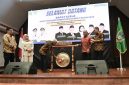 Wakil Gubernur Sumut Surya memukul gong tanda pembukaan Rapat Kerja DPRD Provinsi Sumut Tahun 2026 di Sopo Bolon Convention Hall Parapat, Minggu (30/8/2026). Foto: Ist.