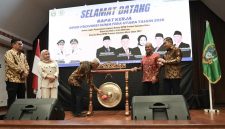 Wakil Gubernur Sumut Surya memukul gong tanda pembukaan Rapat Kerja DPRD Provinsi Sumut Tahun 2026 di Sopo Bolon Convention Hall Parapat, Minggu (30/8/2026). Foto: Ist.