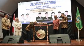 Wakil Gubernur Sumut Surya memukul gong tanda pembukaan Rapat Kerja DPRD Provinsi Sumut Tahun 2026 di Sopo Bolon Convention Hall Parapat, Minggu (30/8/2026). Foto: Ist.