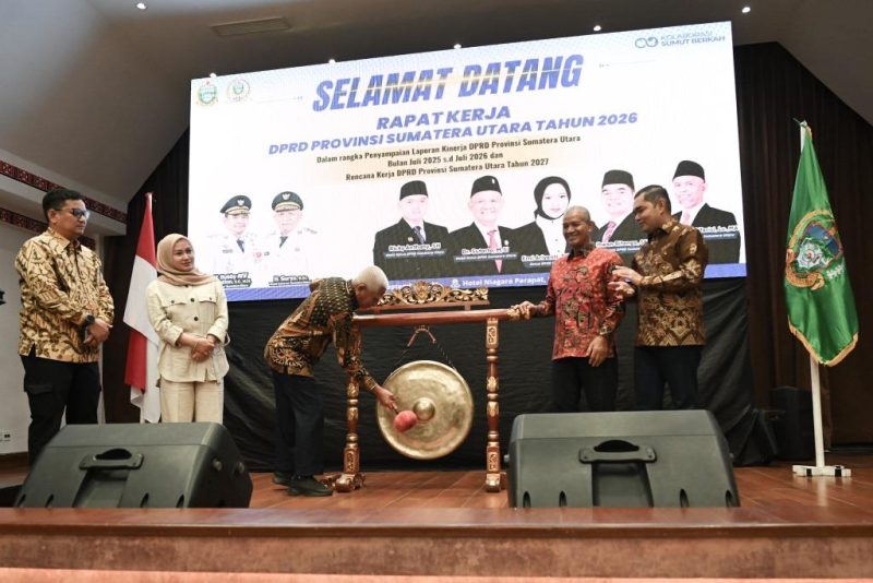 Wakil Gubernur Sumut Surya memukul gong tanda pembukaan Rapat Kerja DPRD Provinsi Sumut Tahun 2026 di Sopo Bolon Convention Hall Parapat, Minggu (30/8/2026). Foto: Ist.