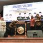 Wakil Gubernur Sumut Surya memukul gong tanda pembukaan Rapat Kerja DPRD Provinsi Sumut Tahun 2026 di Sopo Bolon Convention Hall Parapat, Minggu (30/8/2026). Foto: Ist.