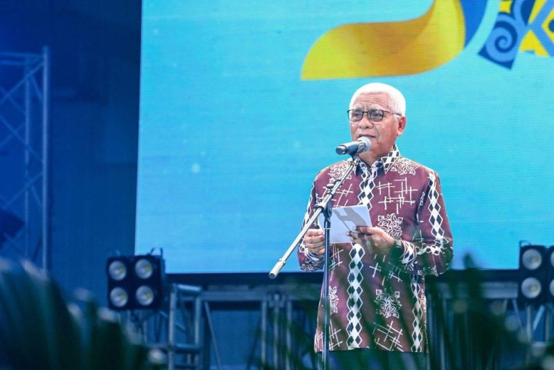 Wakil Gubernur Sumatera Utara Surya memberikan sambutan sekaligus menutup secara resmi Pekan Raya Sumatera Utara (PRSU) 2026 di Medan, Minggu (2/8/2026). Dalam arahannya, ia menekankan agar dampak ekonomi PRSU yang mencatatkan putaran uang Rp50 miliar dapat berkelanjutan melalui penguatan iklim investasi, daya saing daerah, dan pelayanan publik yang semakin baik. Foto: Ist.