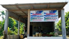 Kantor dan unit usaha BUMDes Mekar Sari Jaya di Desa Mekar Sari, Kecamatan Deli Tua, Kabupaten Deli Serdang, yang kini menjadi sorotan terkait dugaan pendirian di atas lahan sengketa, kejanggalan dokumen, serta penggunaan Dana Desa yang mendesak diaudit. Foto: Hendra.