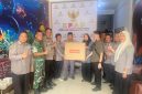 Anggota DPR RI Trinovi Khairani Sitorus menyerahkan bantuan satu unit komputer lengkap kepada Ketua KPAD Labuhanbatu Utara H. Idris Aritonang beserta jajaran komisioner di Kantor KPAD Labuhanbatu Utara, Senin (3/8/2026). Foto: GS