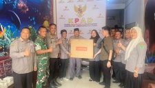 Anggota DPR RI Trinovi Khairani Sitorus menyerahkan bantuan satu unit komputer lengkap kepada Ketua KPAD Labuhanbatu Utara H. Idris Aritonang beserta jajaran komisioner di Kantor KPAD Labuhanbatu Utara, Senin (3/8/2026). Foto: GS