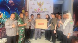 Anggota DPR RI Trinovi Khairani Sitorus menyerahkan bantuan satu unit komputer lengkap kepada Ketua KPAD Labuhanbatu Utara H. Idris Aritonang beserta jajaran komisioner di Kantor KPAD Labuhanbatu Utara, Senin (3/8/2026). Foto: GS