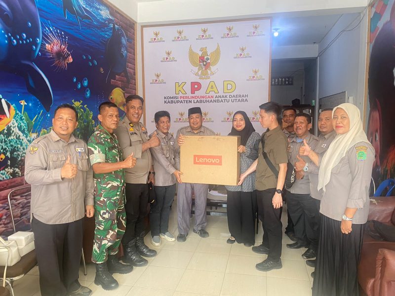Anggota DPR RI Trinovi Khairani Sitorus menyerahkan bantuan satu unit komputer lengkap kepada Ketua KPAD Labuhanbatu Utara H. Idris Aritonang beserta jajaran komisioner di Kantor KPAD Labuhanbatu Utara, Senin (3/8/2026). Foto: GS